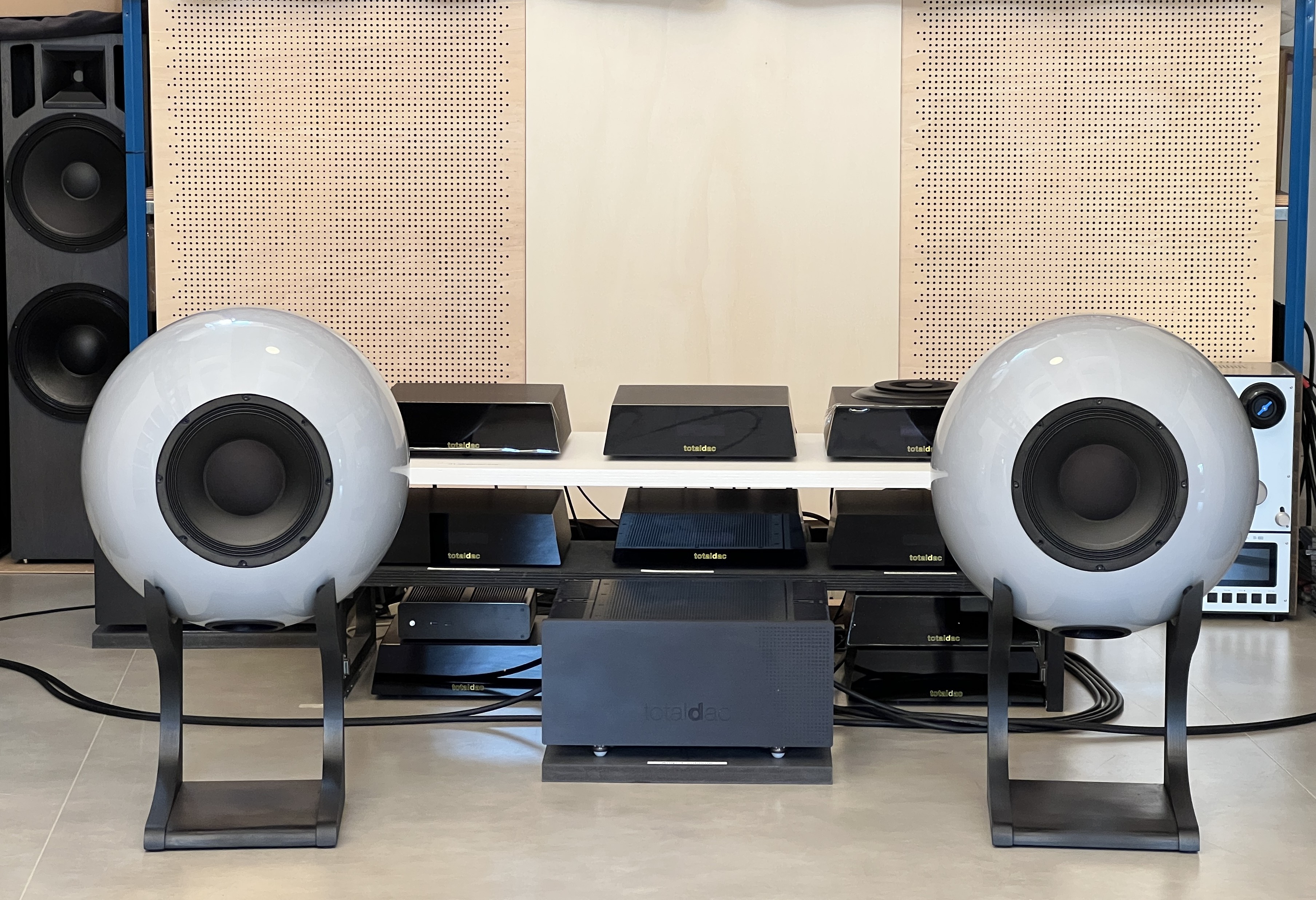 Totaldac Balloon speaker