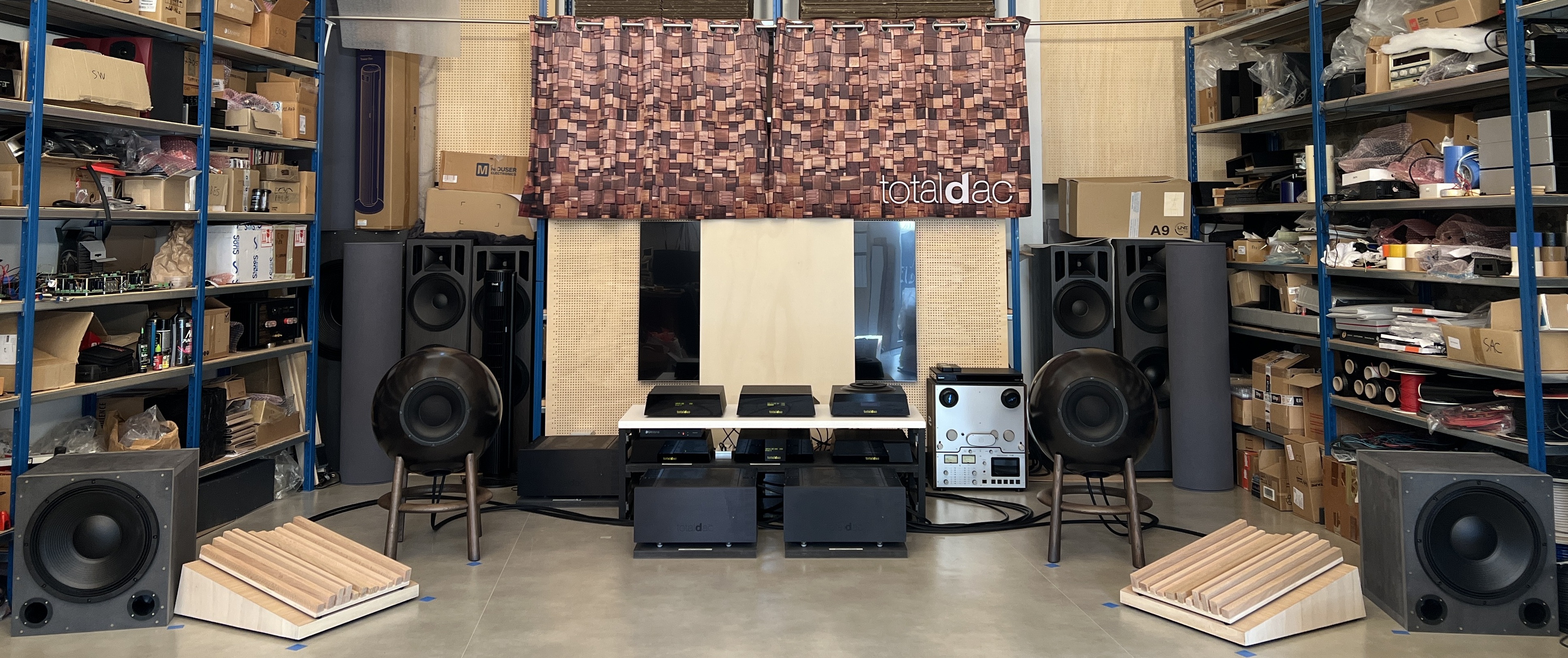 Totaldac system with main speakers and subwoofers driver by an active digital crossover